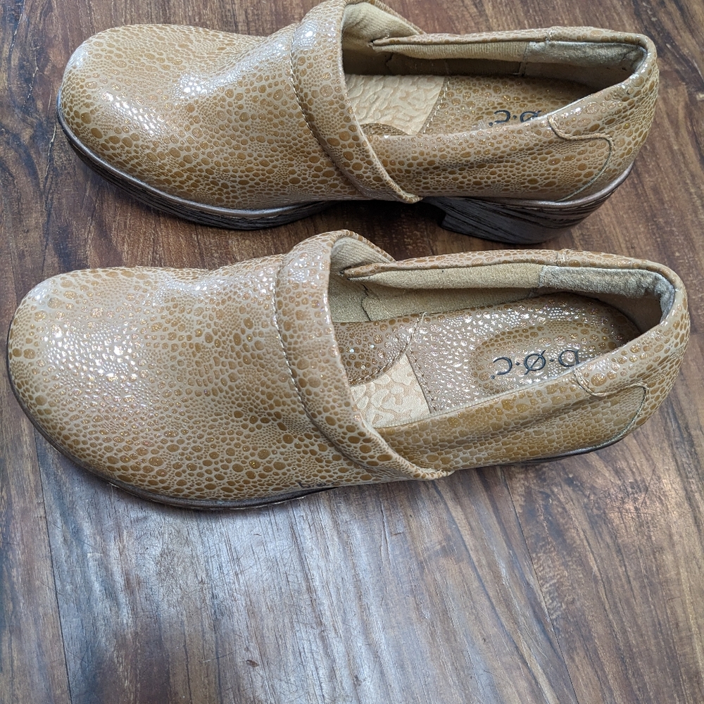 Women's Tan Slip-On Clogs Shoes BOC Born Pebble 7.5 Goblin Granola Boho Cottage